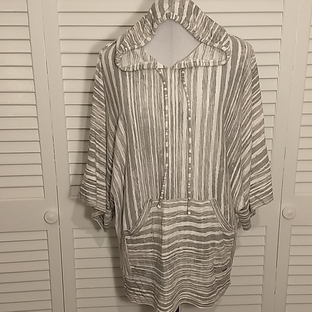 Hooded tunic with pocket